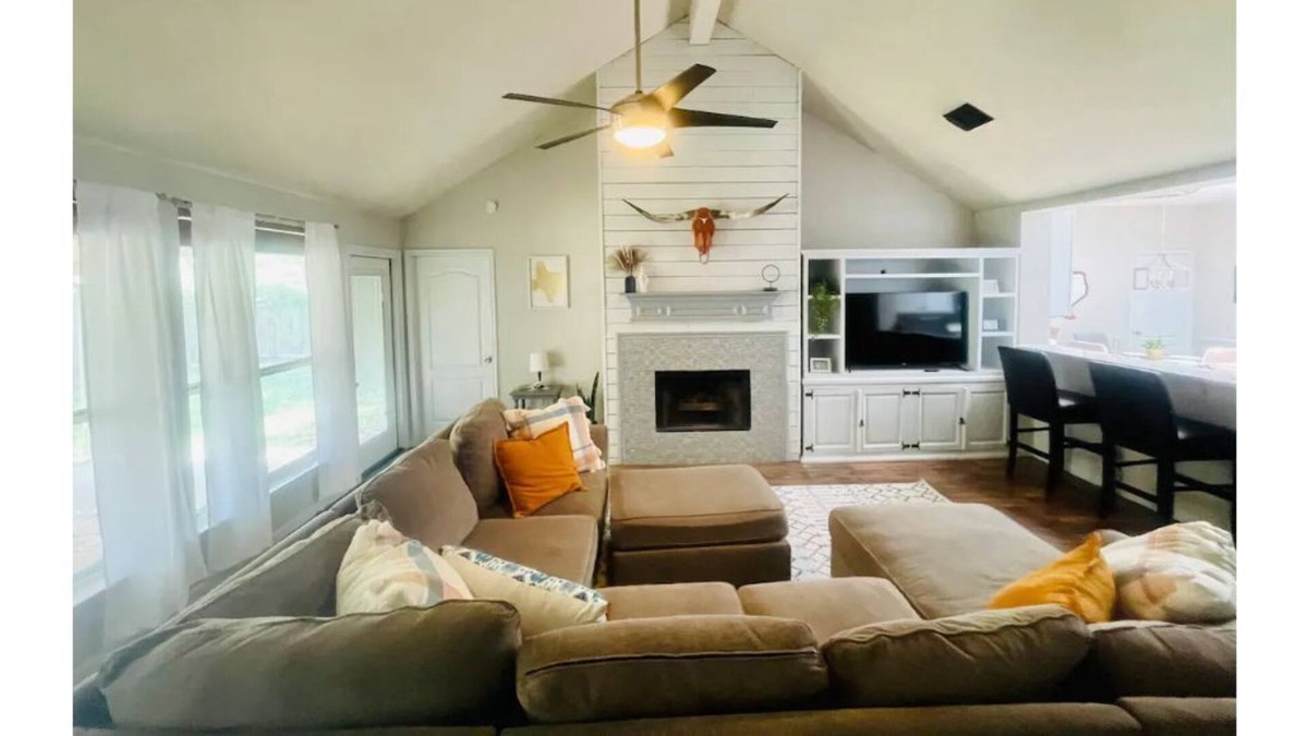 Manor House | |Austin inspired home|Sleeps 10|