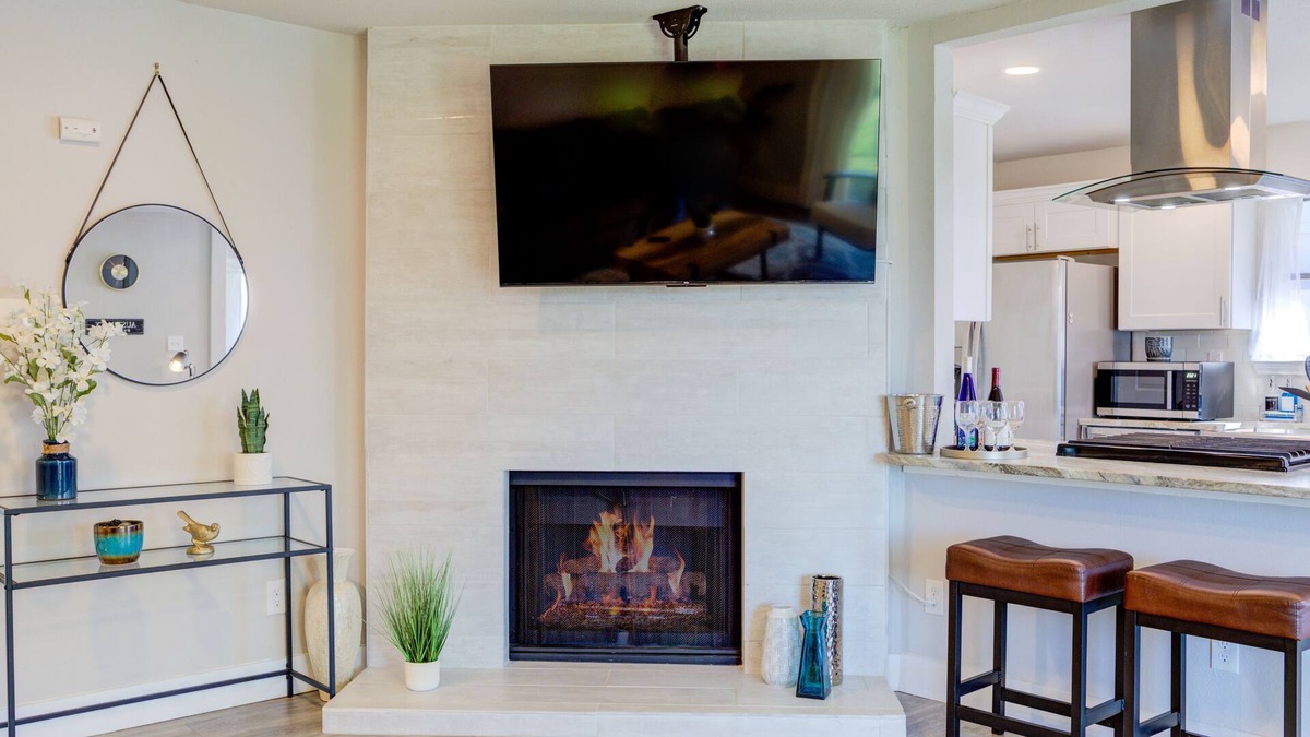 McKinney House | Austin Modern Chic Escape - 10 mins away from Downtown & Airport