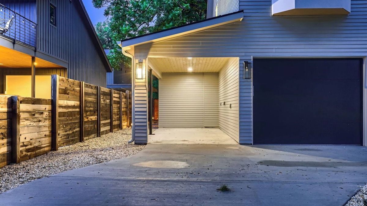Govalle House | Austin Retreat on a Creek. Walkable. Free Parking