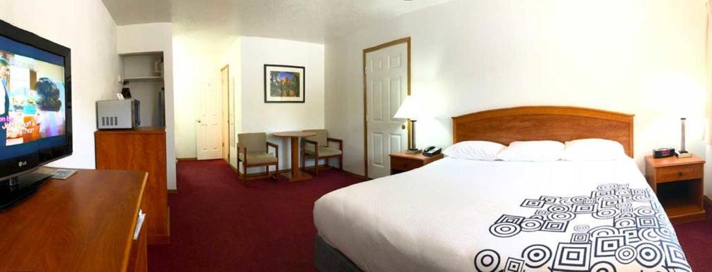 Torrey Hotel | Austin's Chuckwagon Motel
