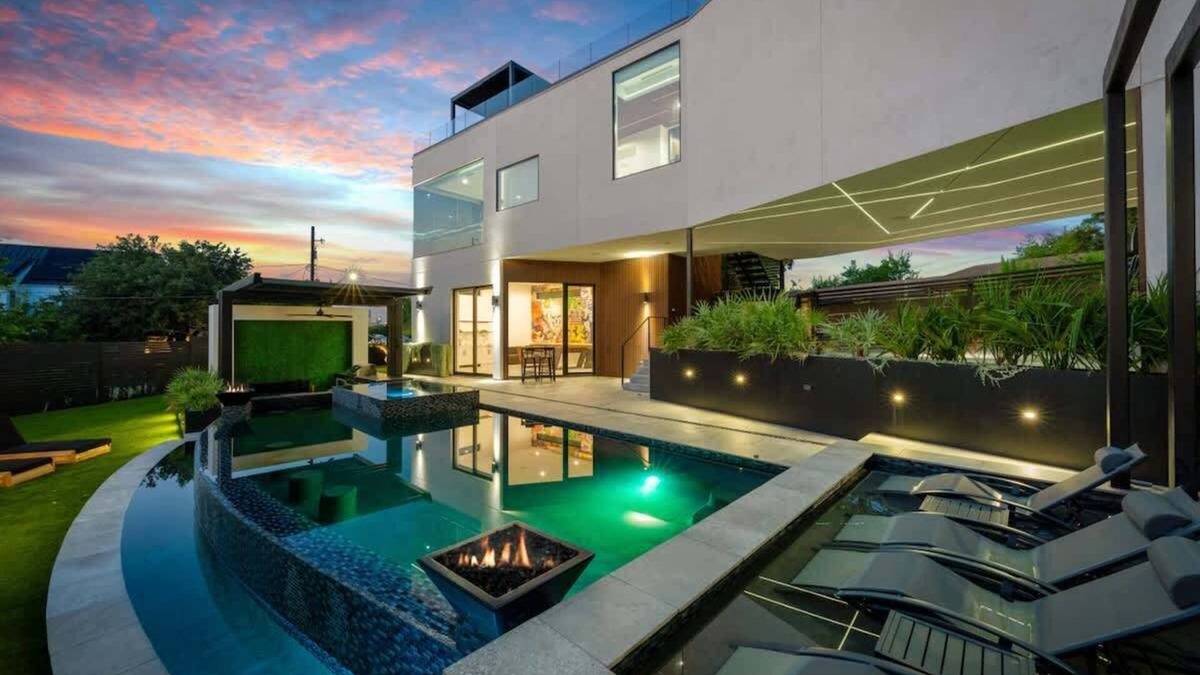 Galindo House | Austin's Skyline Lux. Private Pool & Rooftop Deck