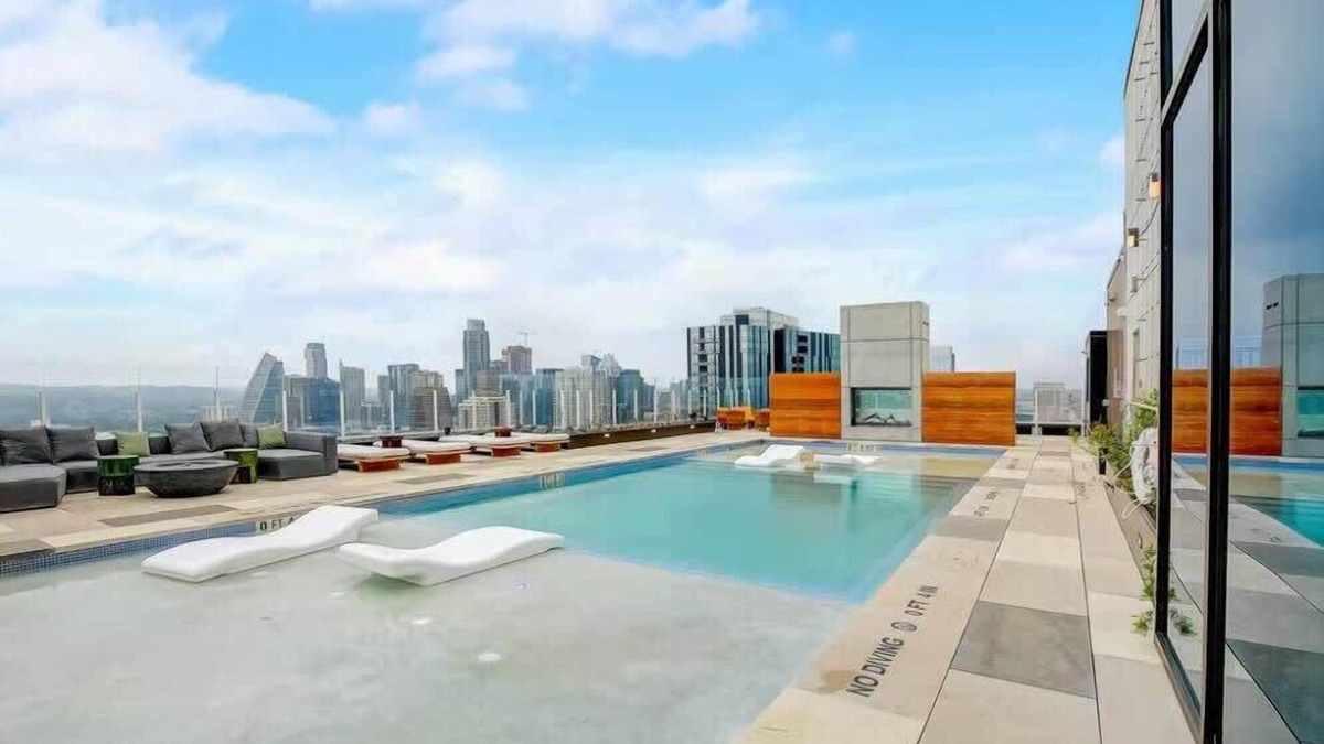 Rainey Street Historic District Condo | Austin Texas |Heated Rooftop Pool| by Barclé