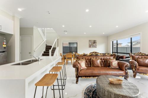 Austral Villa | Austral Spacious large 5 br home with Central AC