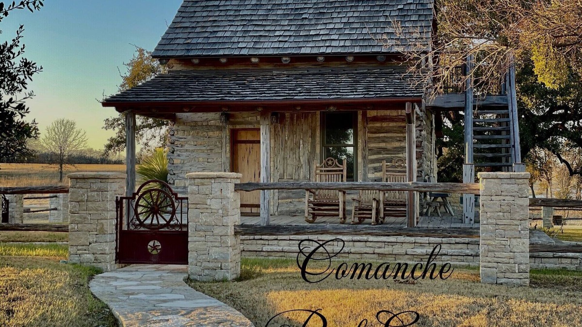 Granbury Cabin | Authentic 1800’s cabin getaway with modern day amenities