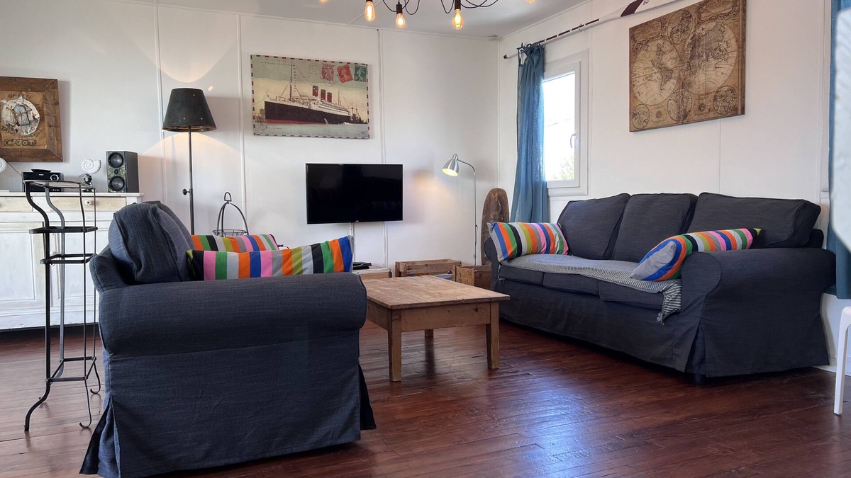 Gruissan Plage Ski Chalet | Authentic and cosy chalet in Gruissan Plage with the Mediterranean 300 m away