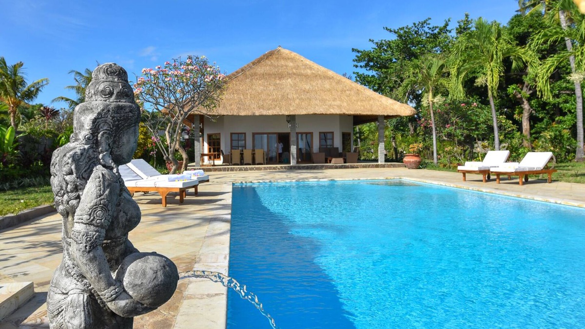 Banjartegehe Villa | Authentic Balinese Beachfront Villa & Private Pool