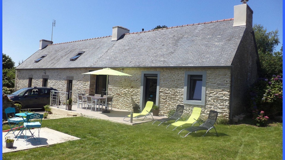 Ploneour-Lanvern House | Authentic Breton cottage in the countryside, close to services and the sea.
