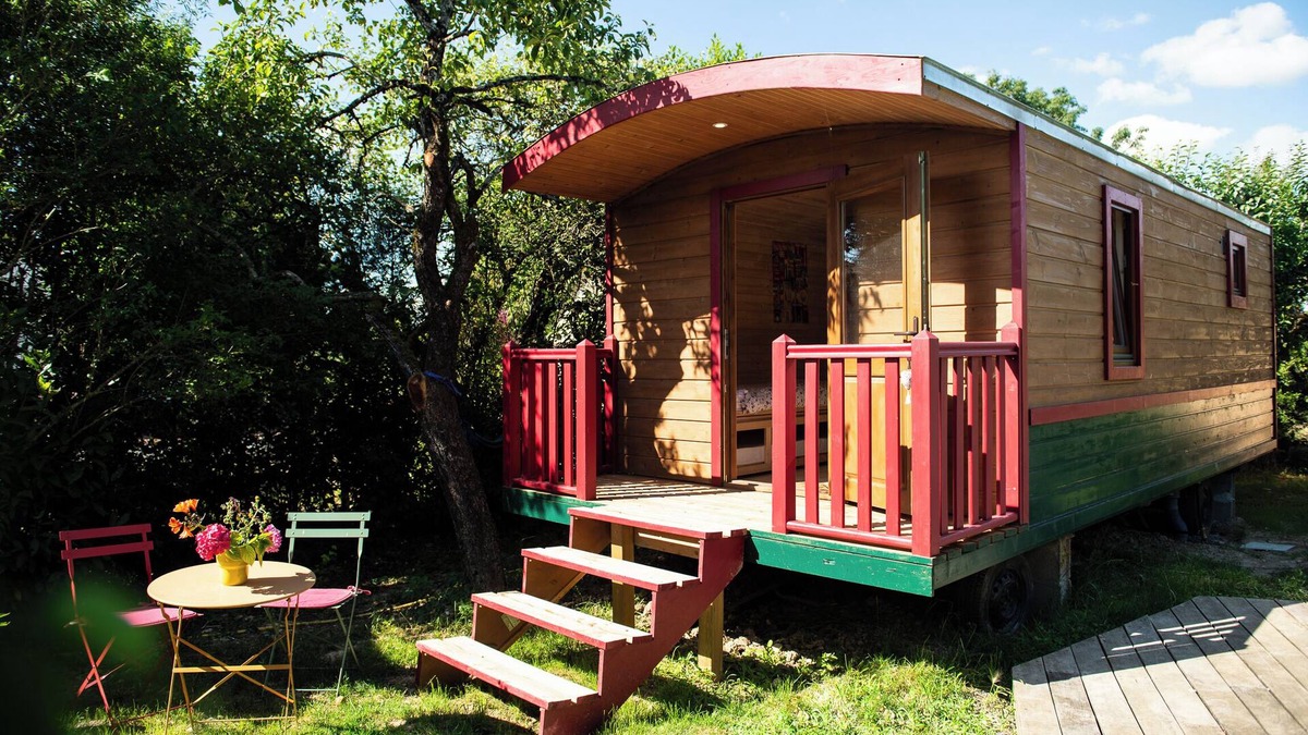 Le Gue-d'Allere House | Authentic caravan, swimming pool and garden, between La Rochelle and the Marais Poitevin