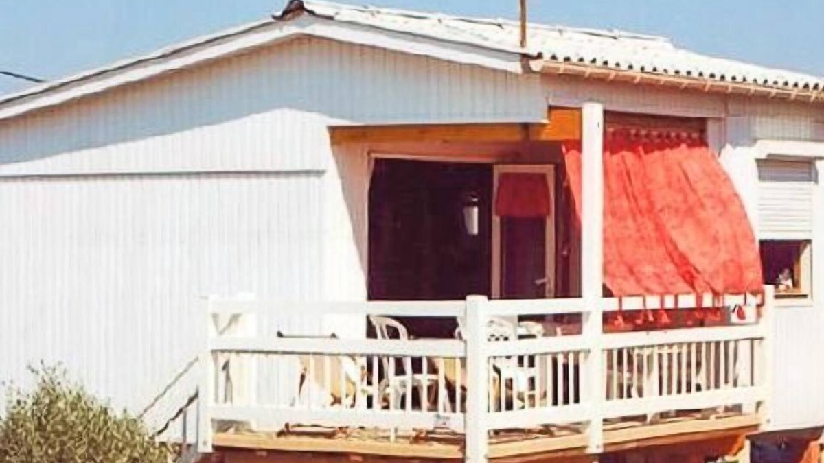 Gruissan Plage Ski Chalet | Authentic cottage on stilts with sea views, sleeps 4, comfortable