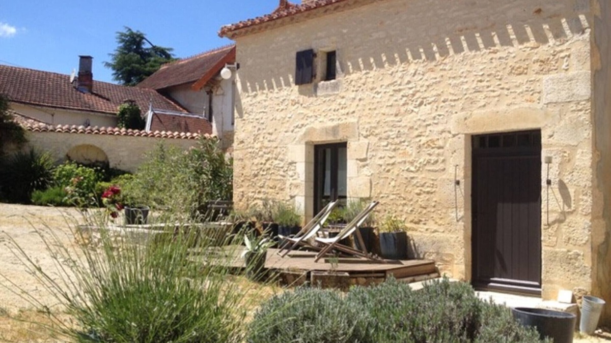 Rivieres Cottage | Authentic cottage with fireplace, terrace, and WiFi in Charente