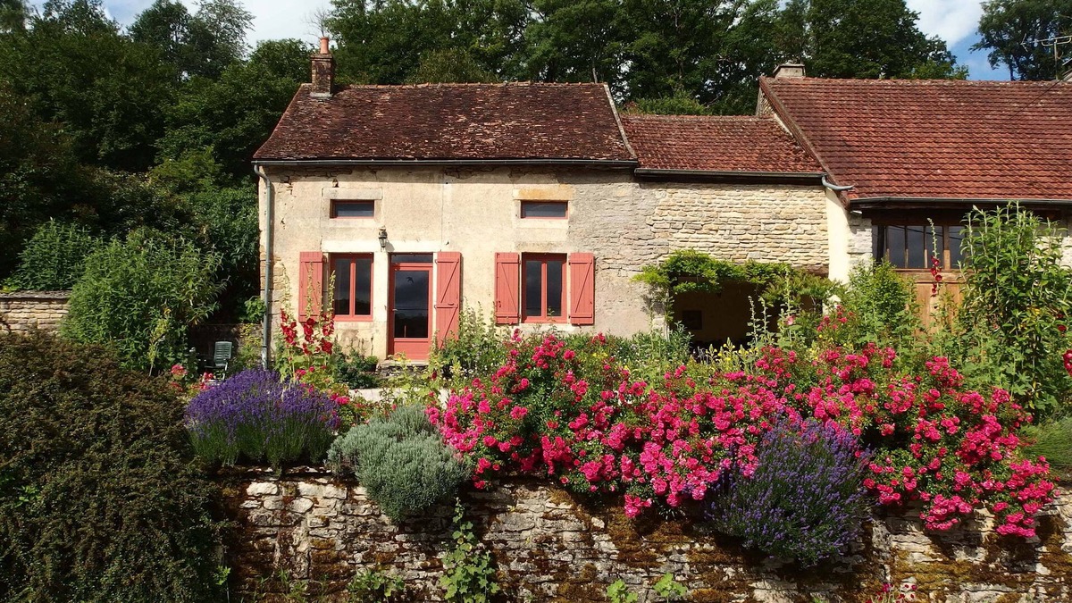 Sainte-Colombe-en-Auxois Cottage | Authentic gîte with superb views of the hills