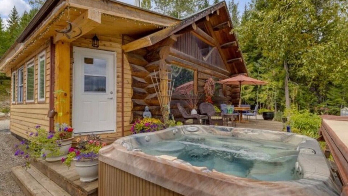 Central Okanagan Cabin | Authentic lofted log cabin with hot tub