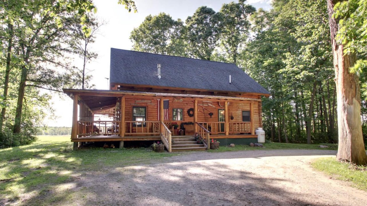 North Ferrisburgh Cabin | Authentic Log Cabin! - Mountain Views-Campfires FREE wood - Hot Tub - Near Lake