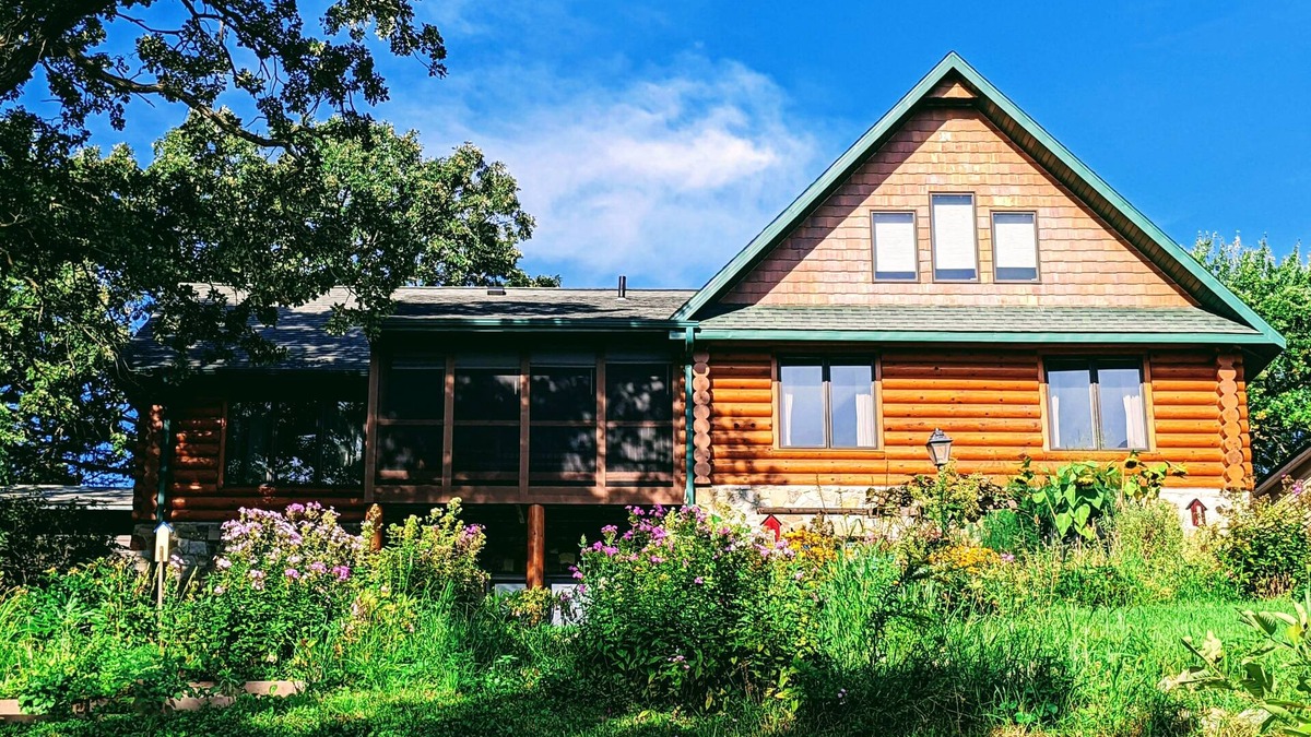 Albert Lea House | Authentic Log Home on Fountain Lake. Hot tub, Game Room, Kayaks, Canoe, Gardens,
