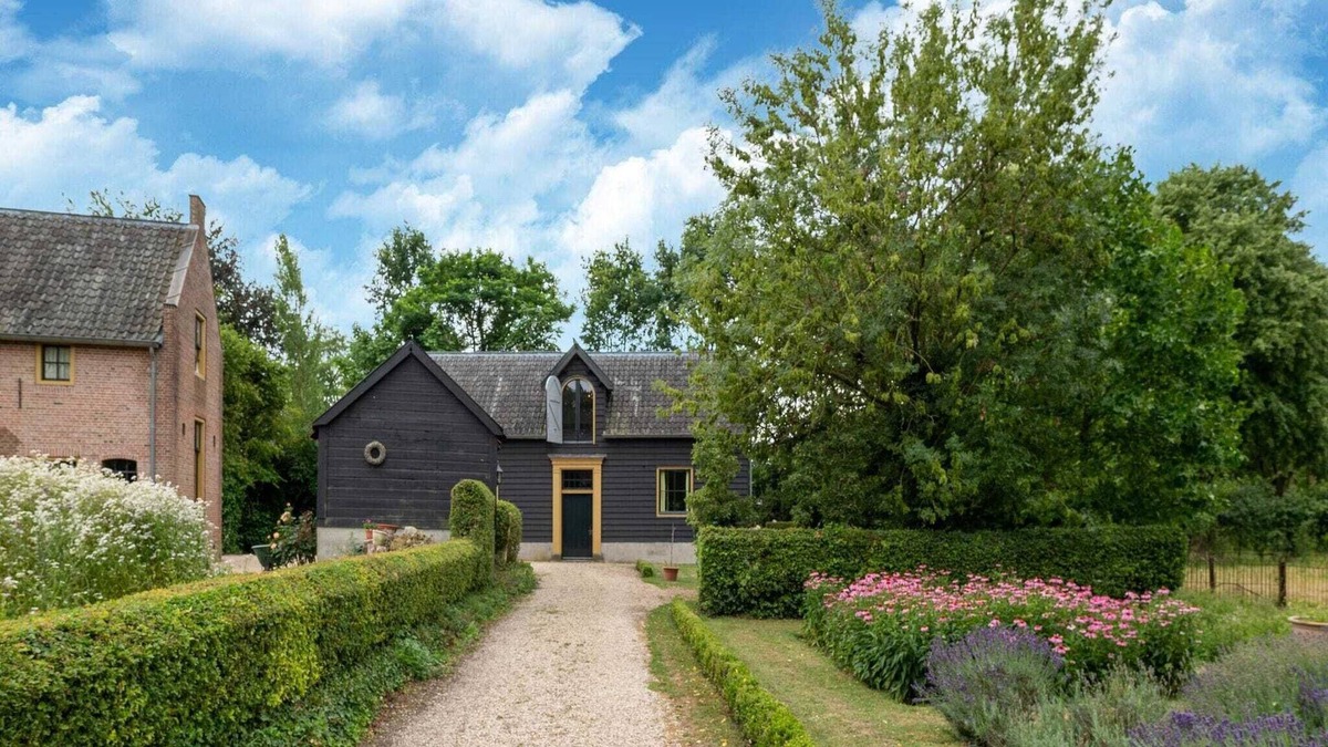 Deil Villa | Authentic Mansion in Deil near Lake