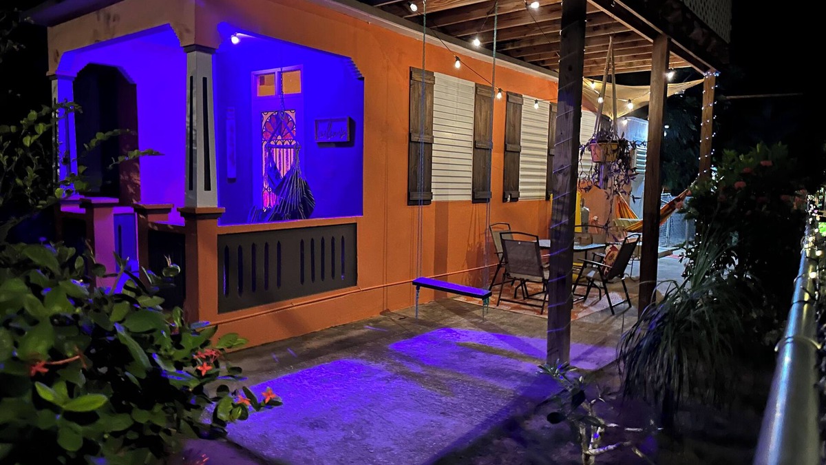 Pole Ojea House | Authentic Puertorrican Home with Full AC -Fast WIFI - Smart TV Near Beach