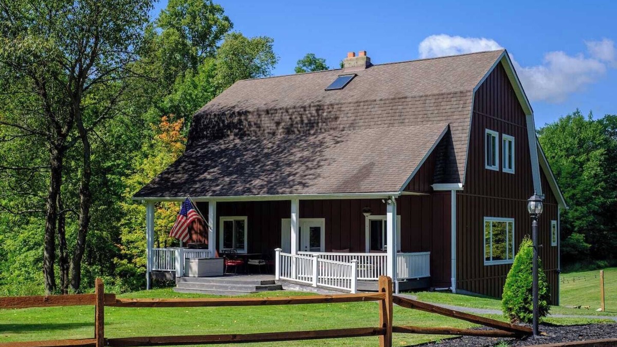 Ravenna House | Authentic Restored Barn- Cuyahoga Nat'l Pk-30min, Pickleball, Basketball, Swimming, Fishing