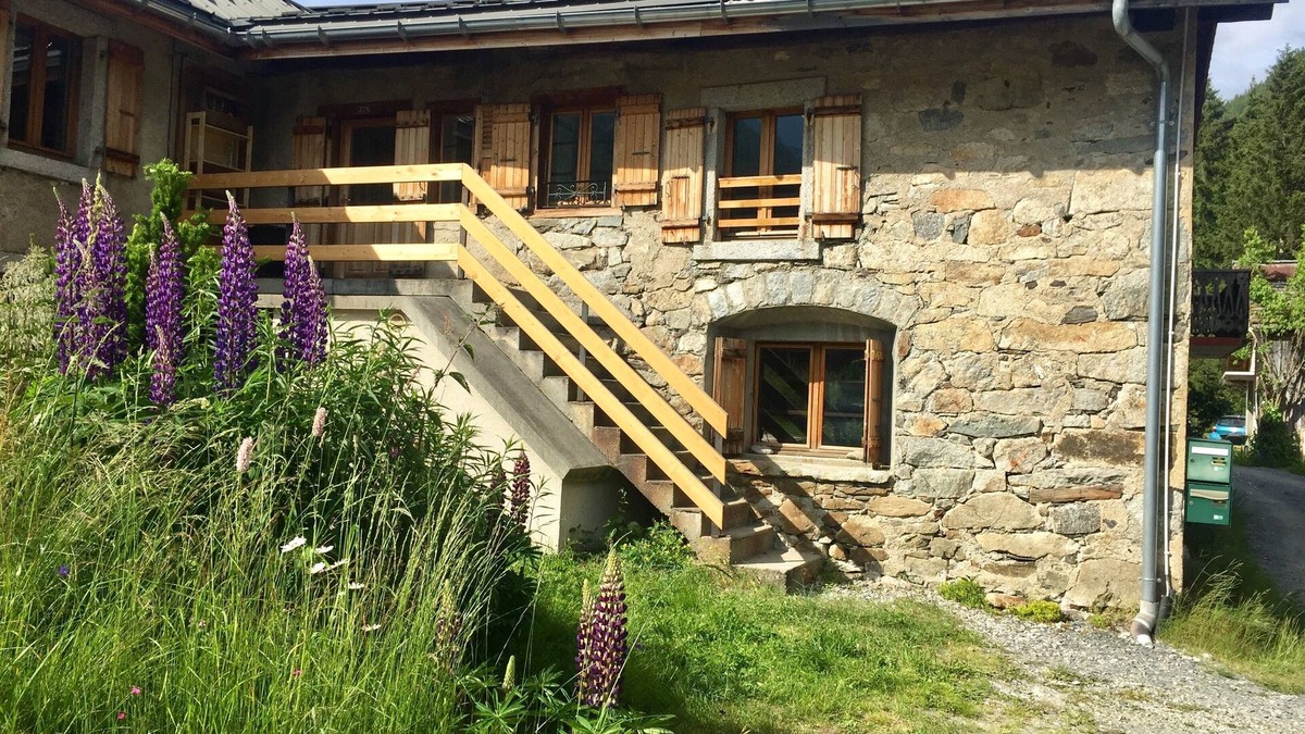 Vallorcine Ski Chalet | Authentic stone and larch chalet/350 m from the gondola 8/9 persons 90 m²/430 sq. ft.
