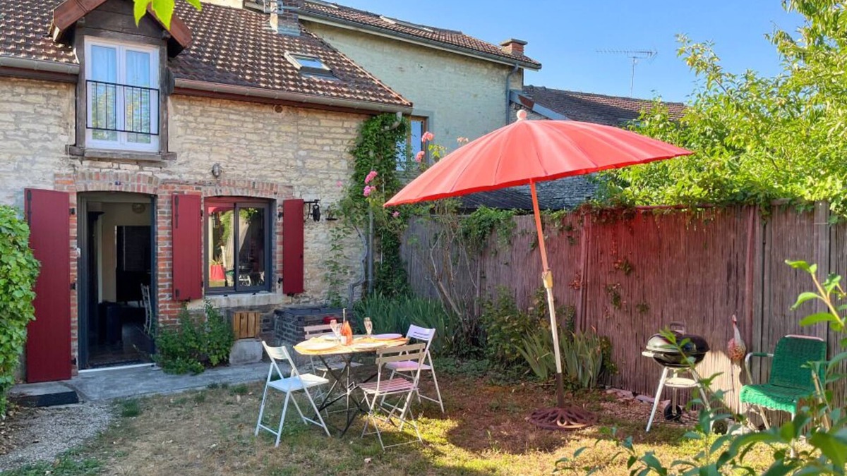 Bayel House | Authentic stone house with garden in Bayel
