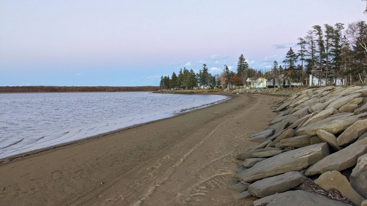 Sainte-Anne-de-Kent House | Autumn Beachfront Getaway - Coastal Calm & Comfort