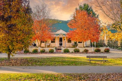 Bright House | Autumn Beauty - Mountain View Cottage 3