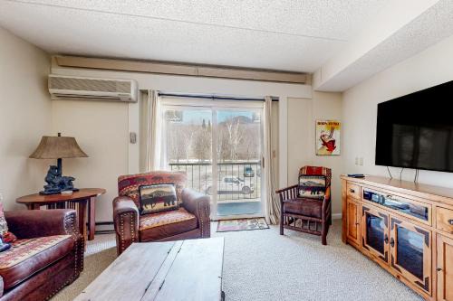Lincoln Apartment | Autumn Colors Condo, Unit 215