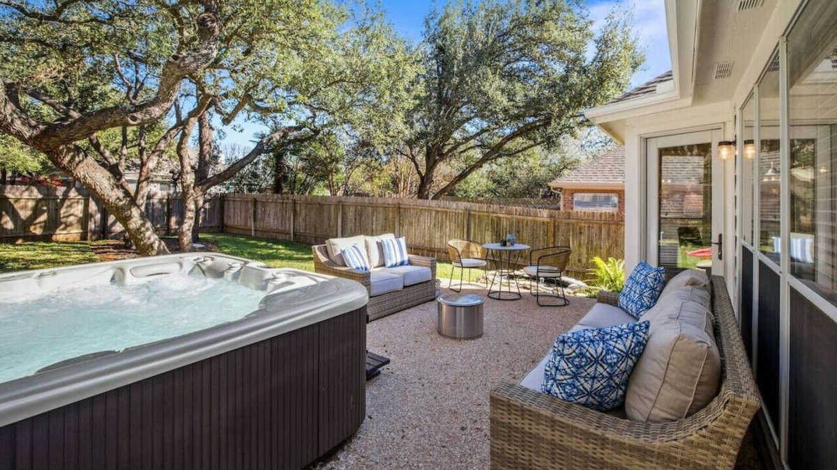 Cedar Park House | 'Autumn Fire' -Hot Tub! Fully Equipped Kitchen!