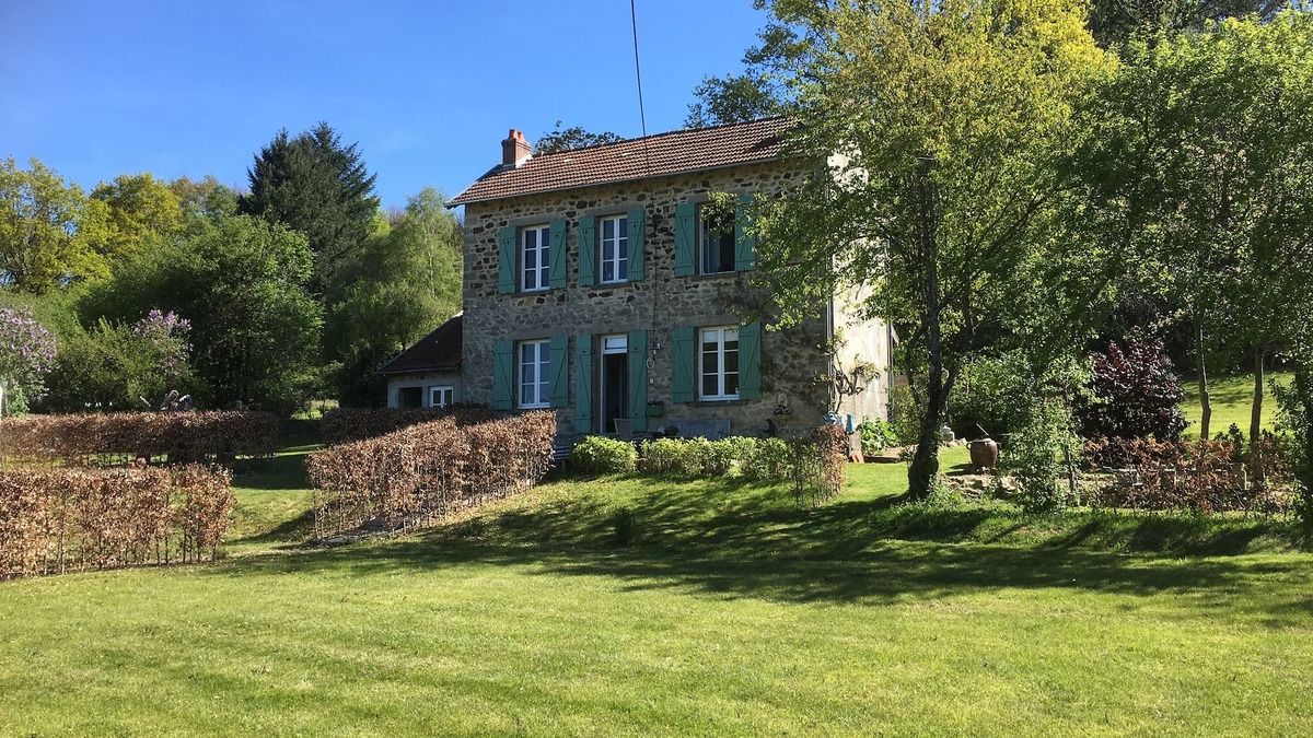 Augne House | Autumn Garden is a detached country house in a beautiful natural environment.