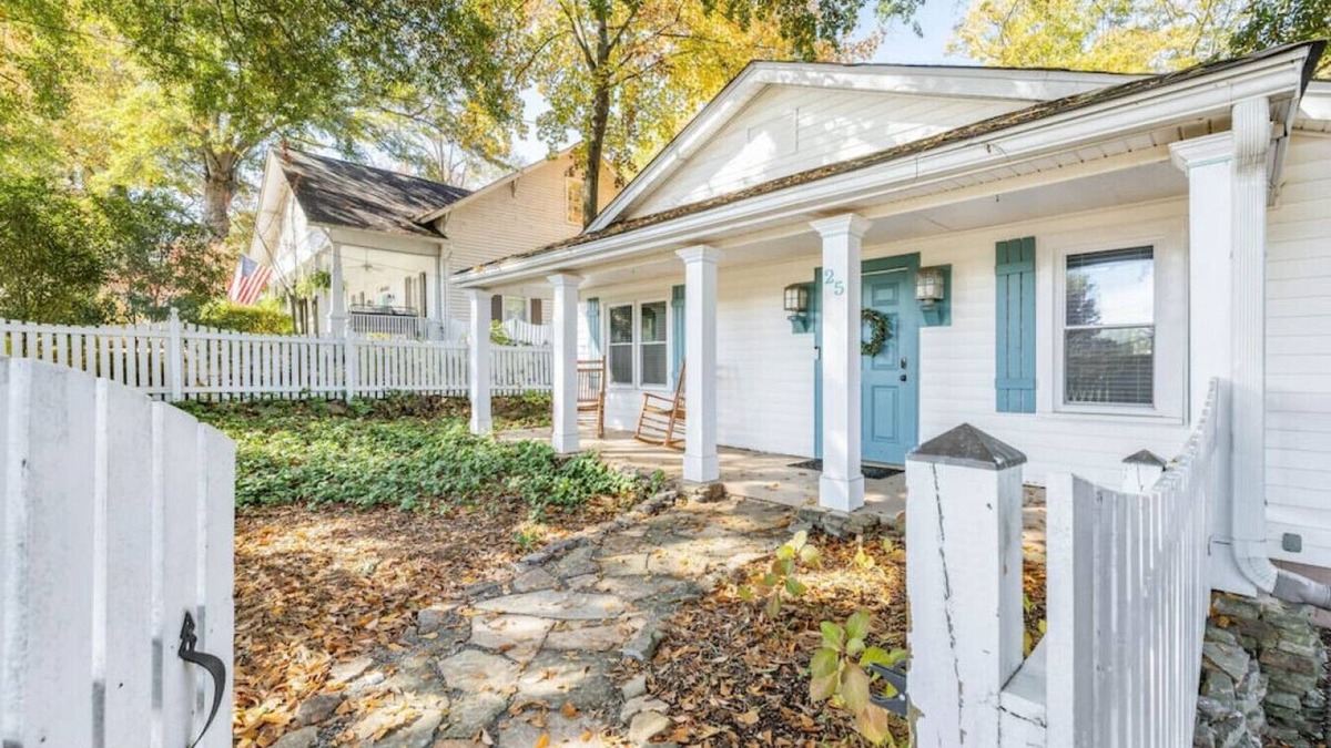 Buford Cottage | Autumn in Buford Walkable Downtown Getaway