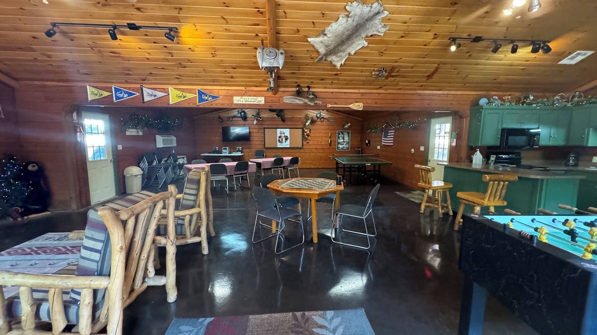 Afton Cabin | Autumn Leaves ROMANTIC Log Cabin in the woods. Hot Tub & Wood Burning Fire Place