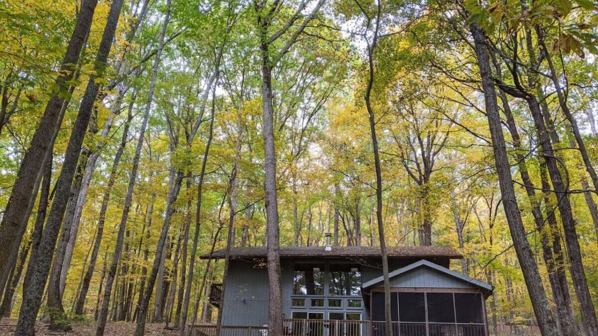 Berkeley Springs House | Autumn Wings -wifi, screen porch, pool access, hiking, family friendly