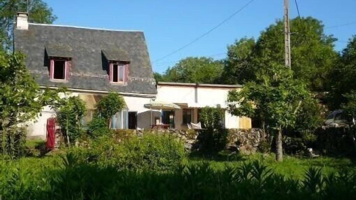 La Tour-dʼAuvergne House | Auvergne with family 8 pers, house and studio, garden,