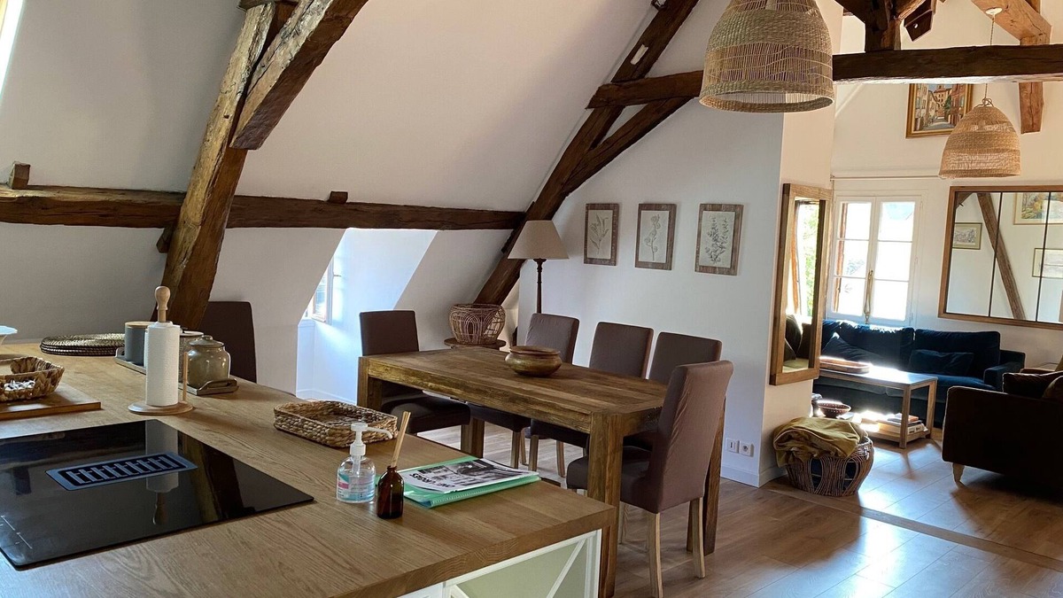 Bourges Apartment | Aux 3 Maillets 2. Beautiful apartment in a 16th-century house.