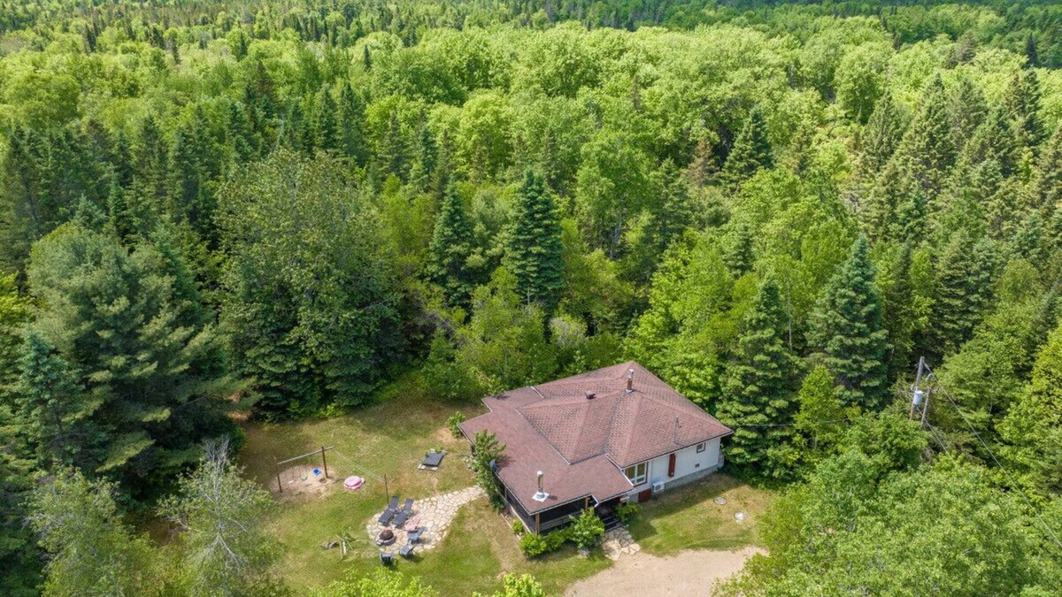 Matawinie Regional County Municipality House | Aux Grands Pins|Beach & Kayaks |HotTub |Playground
