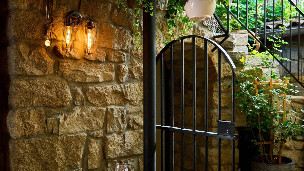 Sourzy House | Aux Prisons de Montagny