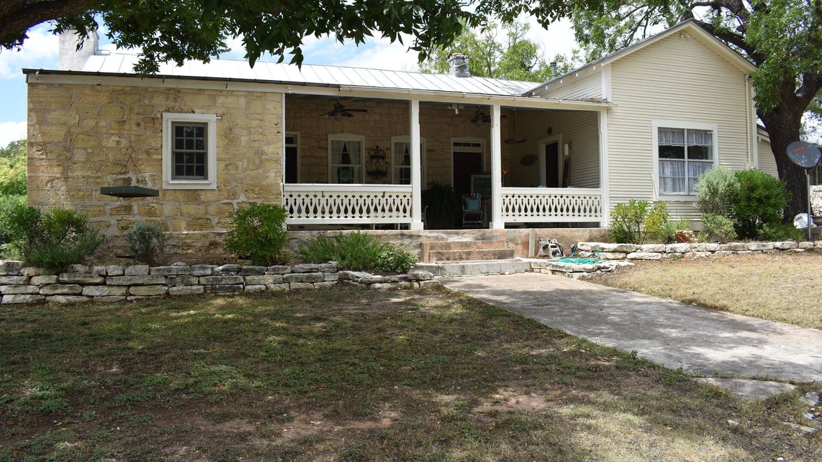 Fredericksburg House | Ava Haus SUITE. 3 minutes to Main Street! See our other 4 Ava Haus rentals. .