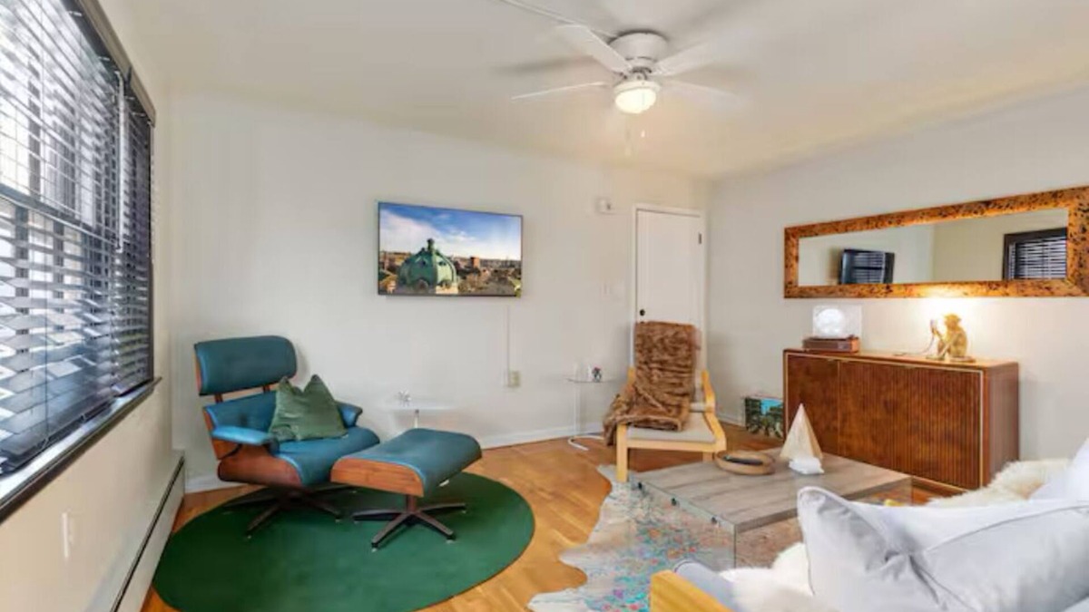 Old Town Winchester Apartment | Available for 2026 Apple Blossom Only! 2 Bedroom on Parade Route!