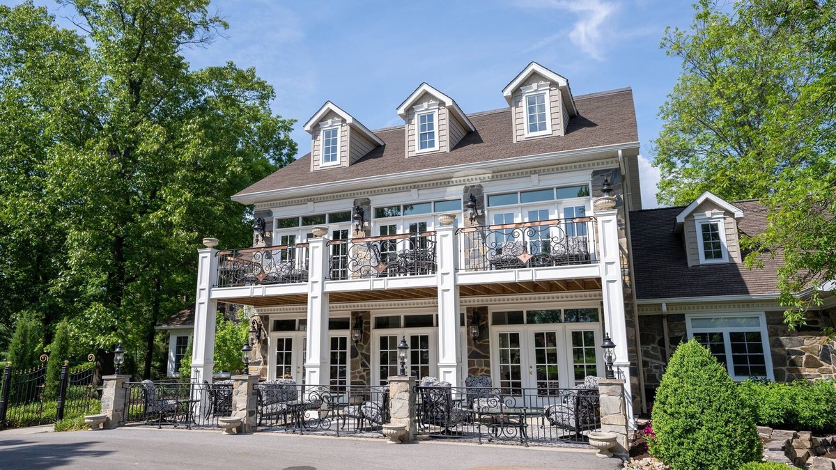 Carbondale House | Available for Thanksgiving for the First Time in Years!