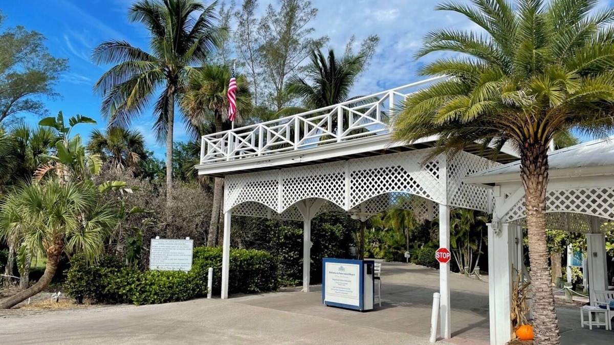 Palm Island Villa | AVAILABLE FOR YOUR WINTER VACATION! Close to Pool and Gulf C2422B