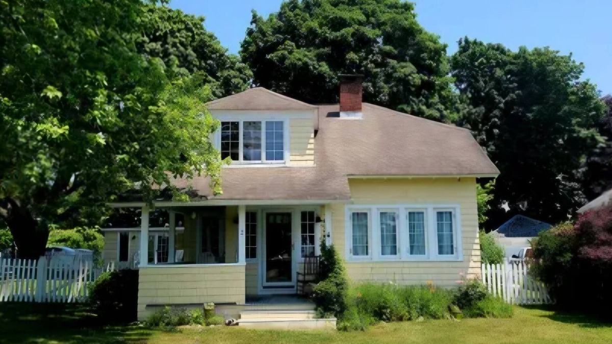 Madison House | AVAILABLE JULY 2025nCharming 2 bedroom bungalow 1 block to the beach Madison CT