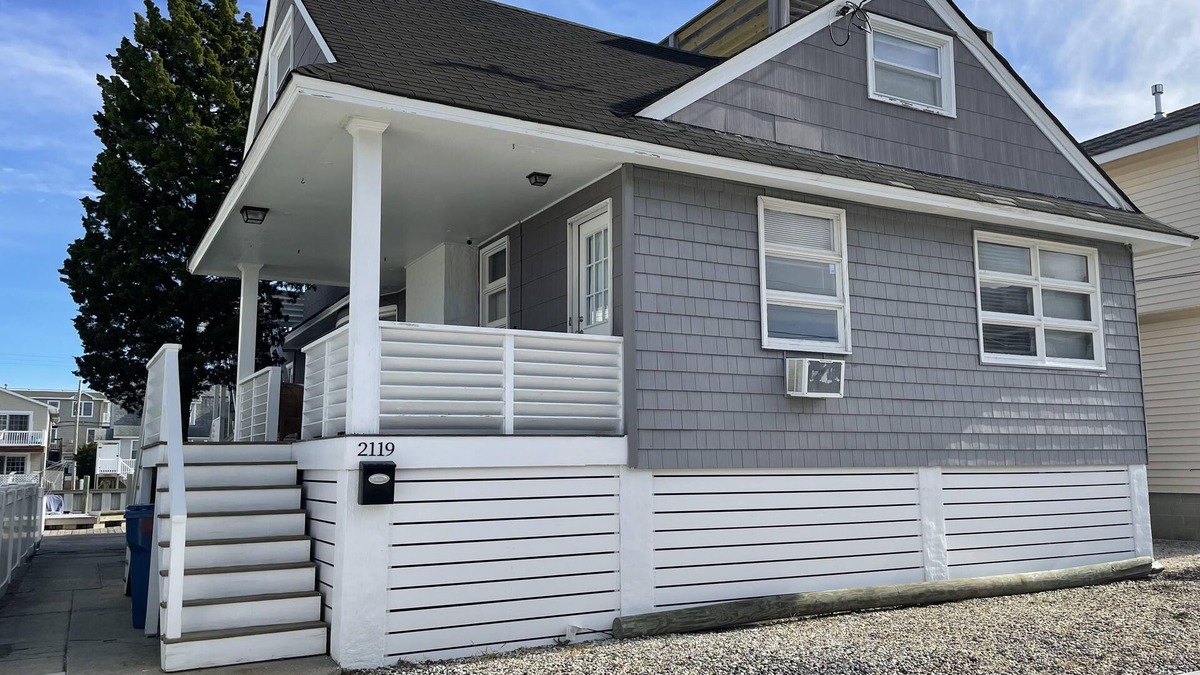 Avalon House | AVALON, 1st floor Beautiful view ON THE BAY over the 21 street bridge. Sleeps 8