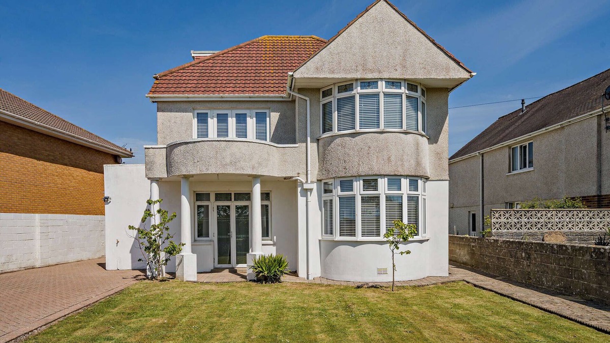 Porthcawl House | Avalon - Four Bedroom House, Sleeps 8