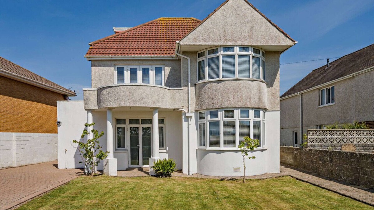 Porthcawl House | Avalon - Four Bedroom House, Sleeps 8