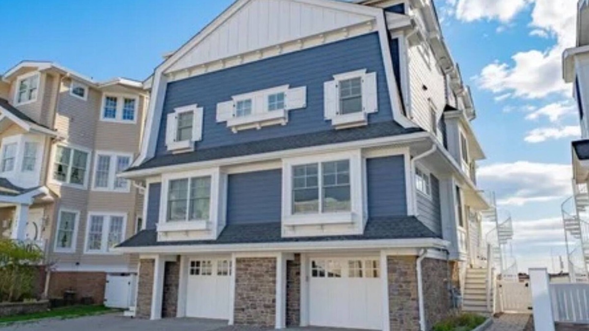 Avalon House | Avalon sunsets on the bay in this beautiful four-bedroom waterfront townhome.