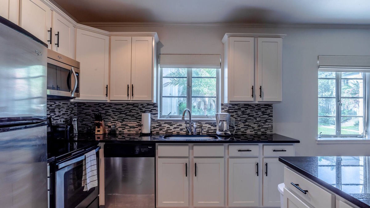 Touro Apartment | Avenue Gardens - Great Location 1 BR on St. Charles