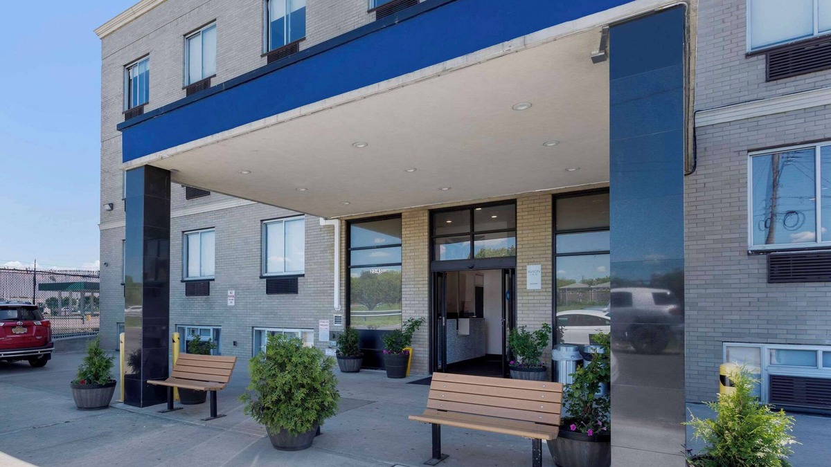 Queens Hotel | Avion Inn Near LGA Airport, an Ascend Collection Hotel