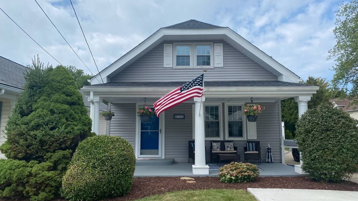 Avon Lake Cottage | Avon Lake Charming Cottage with 4 bedrooms and Lake Erie Access