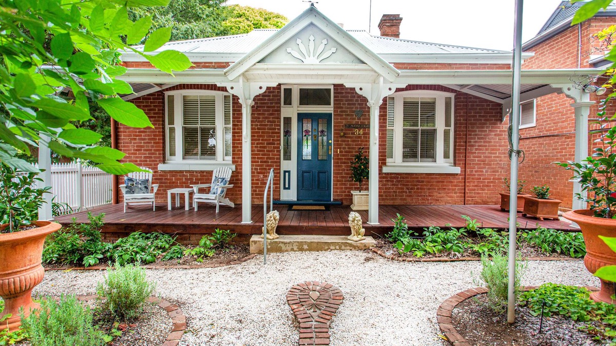 Cowra House | Avonleigh - Beautiful 3 Bedroom Home. Lovely Garden one block from town centre