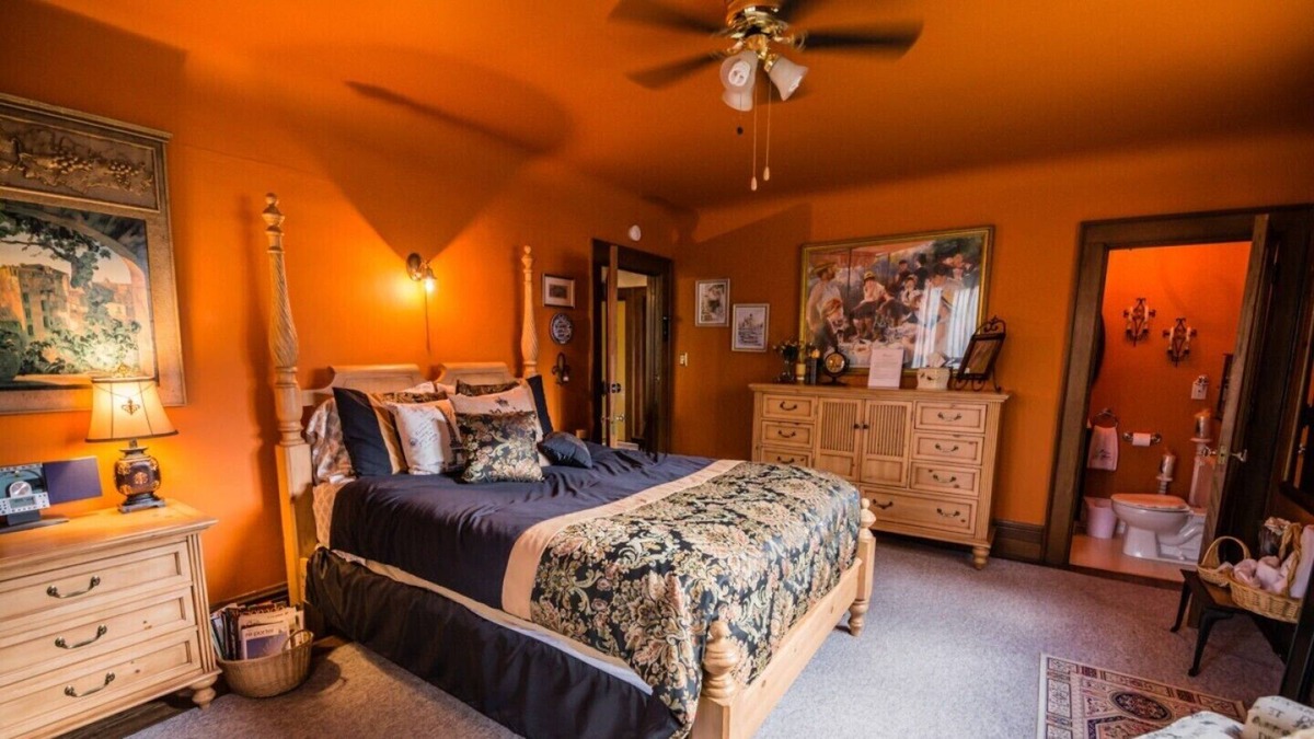 Stratford Bed & Breakfast | Avonview Manor- Vive Provence Suite- Gracious Service with Style.