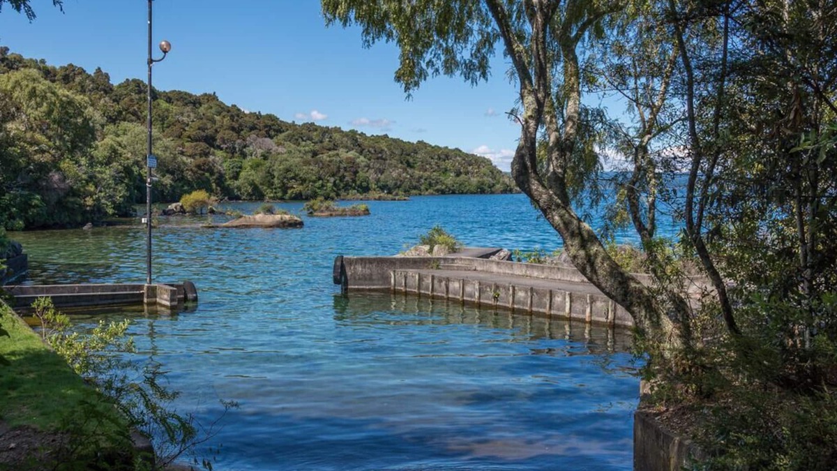Acacia Bay Cottage | Awanui Lodge - Whakamoenga Point Holiday Home